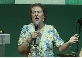 Loli, la trianera que emocionó cantando por Rocío Jurado con sus amigas, pone el broche de oro a la Velá de Santa Ana: «Estoy muy nerviosa»