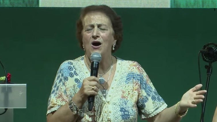 Loli, la trianera que emocionó cantando por Rocío Jurado con sus amigas, pone el broche de oro a la Velá de Santa Ana: «Estoy muy nerviosa»