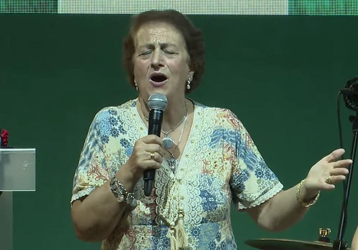 Loli Durán, en un momento de su actuación en el cierre de la Velá