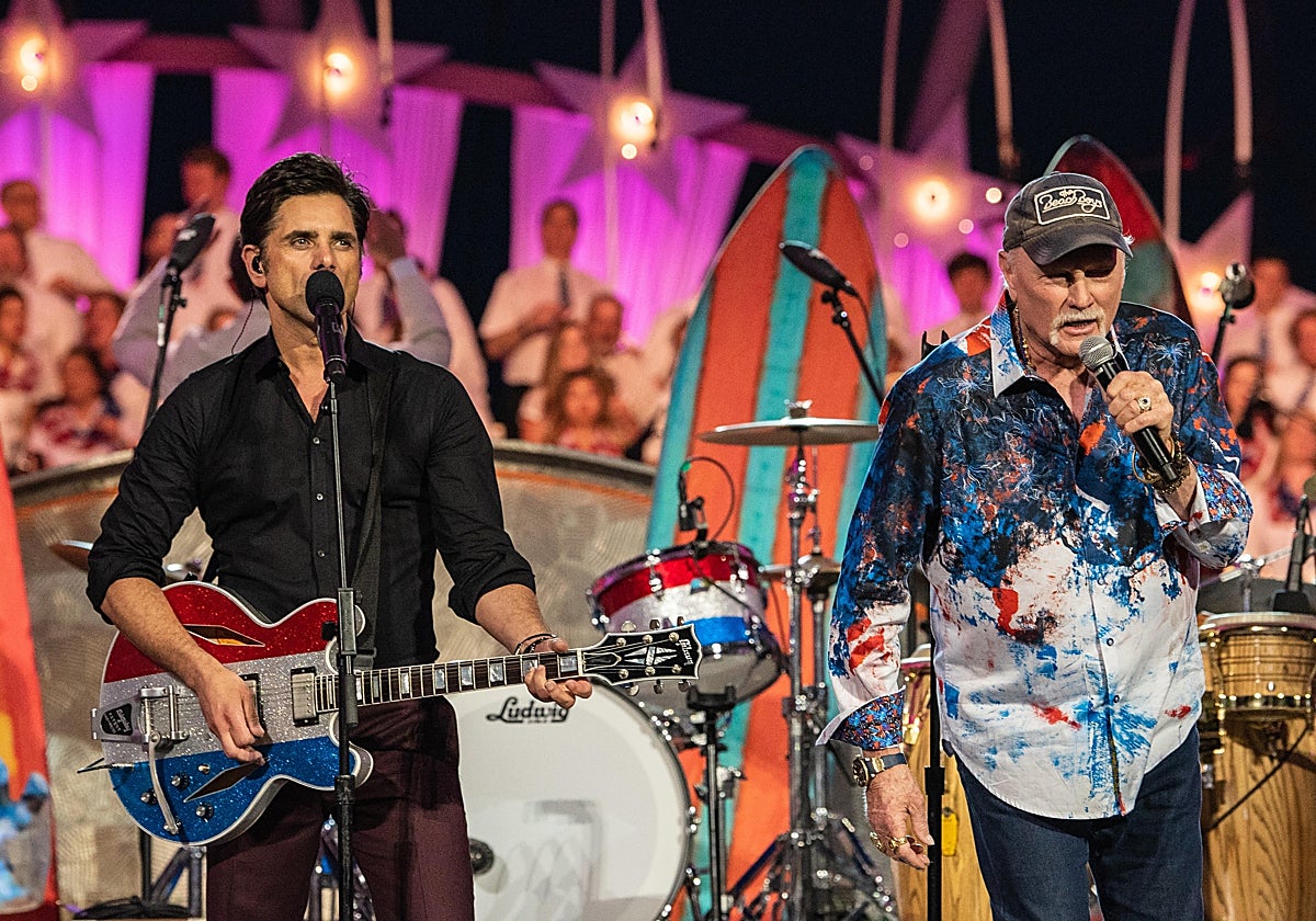 John Stamos actuando junto a Mike Love, cantante de los Beach Boys