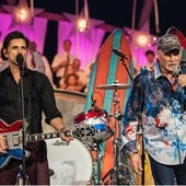 John Stamos actuando junto a Mike Love, cantante de los Beach Boys