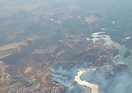 Desalojan la piscina municipal y 12 viviendas por el incendio de Aznalcóllar, que ya está controlado