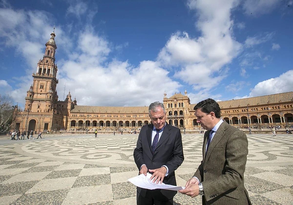 El alcalde José Luis Sanz y el edil Juan de la Rosa, en una imagen de archivo, en la Plaza de España