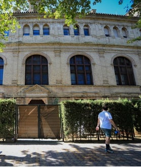 Imagen secundaria 2 - Aires acondicionados en una de las fachadas; setos en la avenida Nicolás Alpériz; y vallado en la avenida Gran Capitán, junto a la avenida de Portugal