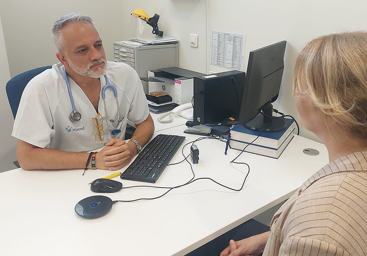 El dispositivo de escucha de la IA se coloca sobre la mesa y facilita la conversación entre médico y paciente