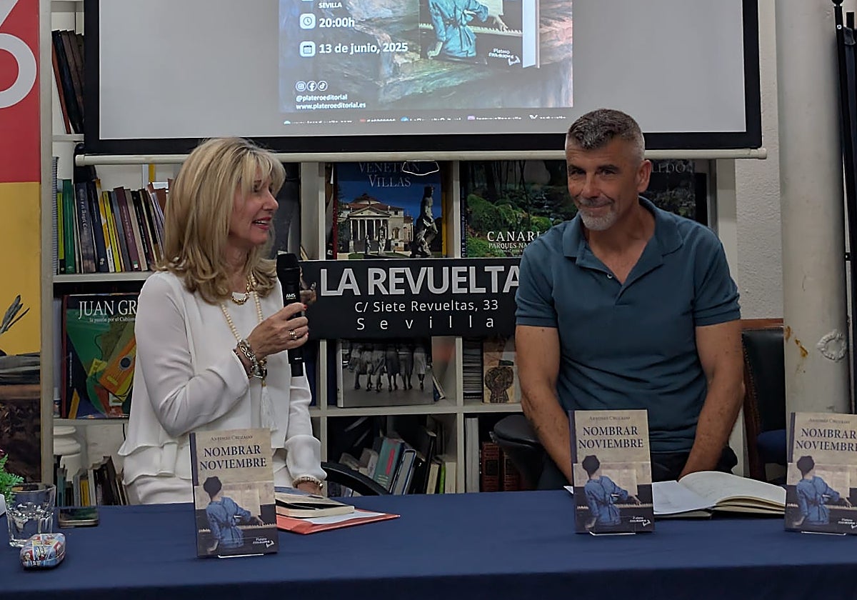 La editora Rosa Núñez y Antonio Cruzado durante la presentación de la novela 'Nombrar noviembre'