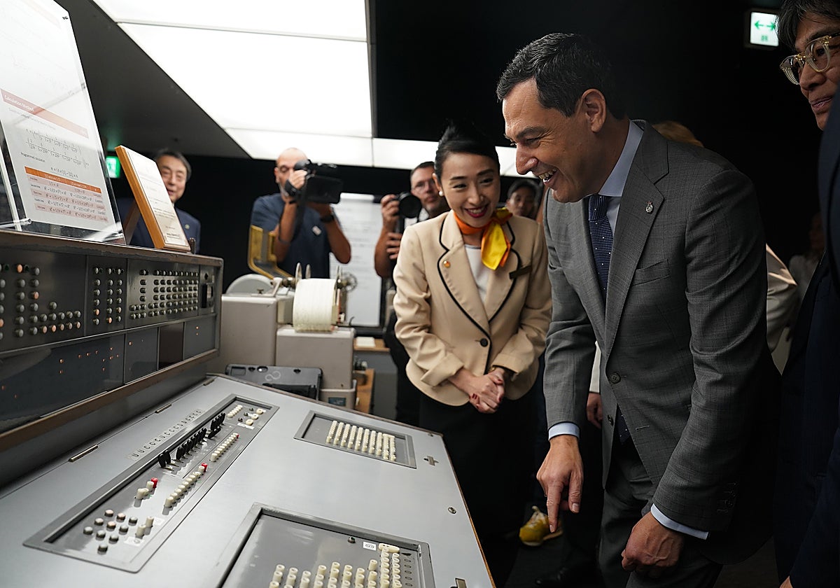 El presidente de la Junta, Juanma Moreno, durante su visita a la multinacional Fujitsu