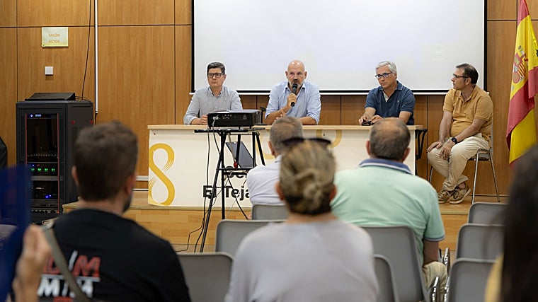 Manuel Alés, Teniente Alcalde Delegado del Área de Fiestas Mayores y de los distritos Triana y Los Remedios, informa de las obras