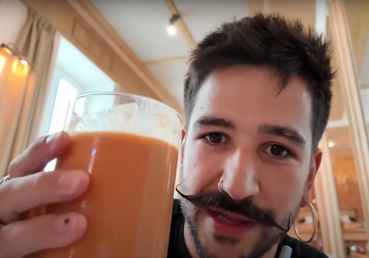 Camilo bebiendo un vaso de gazpacho