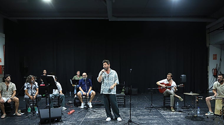 Miguel Poveda en pleno ensayo de su nuevo espectáculo que estrenará en el Generalife de la Alhambra el día 21 de agosto