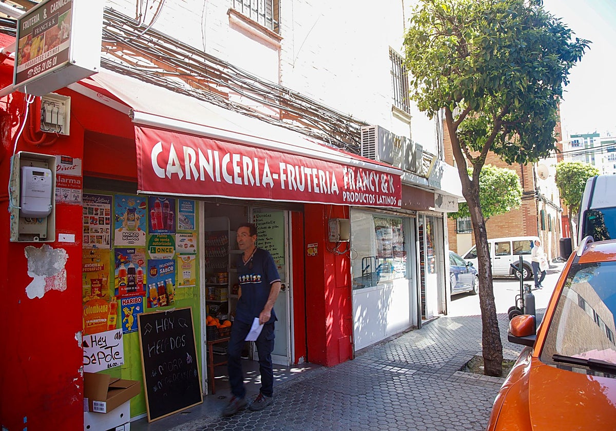 Local regentado por población extranjera en el barrio de la Macarena