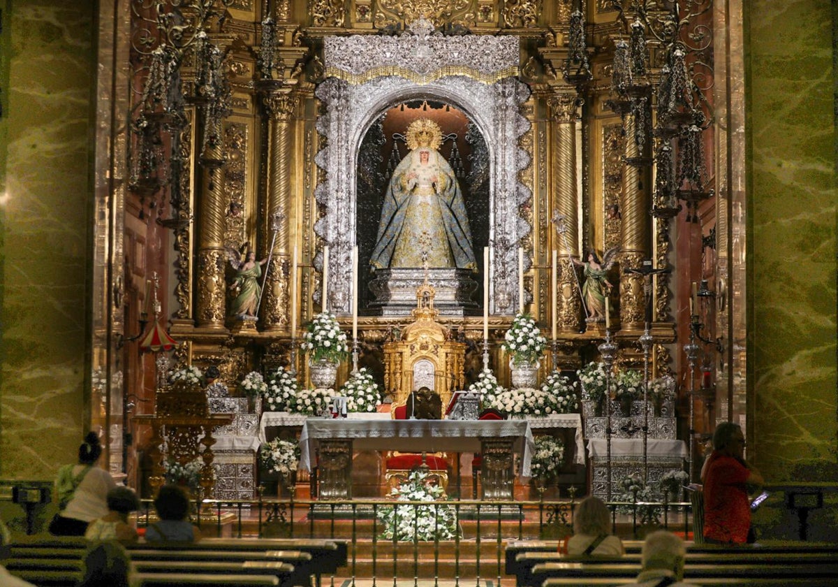 La Esperanza Macarena, en su altar tras el cabildo extraordinario