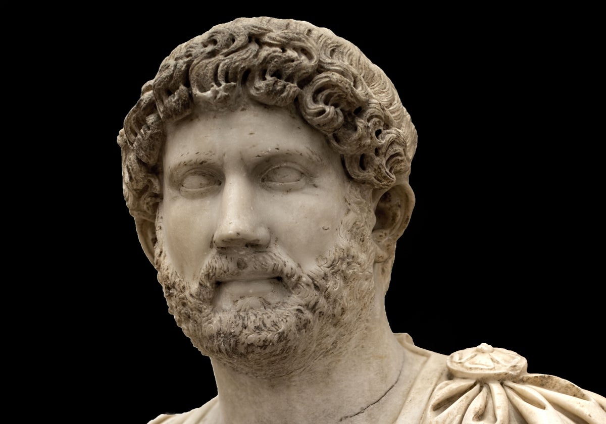 Publio Aelio Adriano, emperador de origen italicense que amplió su pequeña patria, Itálica, y que vivió enamorado de la cultura griega de la ciudad de Atenas