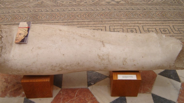 Antebrazo colosal hallado en Itálica, junto al Traianeum, en la zona de Cañada Honda. Su monumentalidad ha llevado a los expertos a considerar que pudo pertenecer a la estatua gigante del Divino Trajano que presidía el templo, divinizado por su hijo adoptivo Adriano