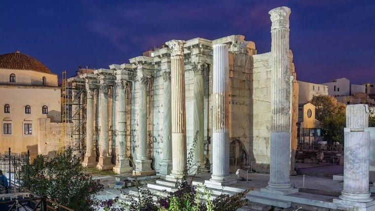 Fachada monumental de la Biblioteca de Adriano en Atenas, erigida en el año 132 d.C. por el emperador hispano como símbolo de sabiduría, poder y amor por la cultura griega y que replica la arquitectura italicense del Traianeum