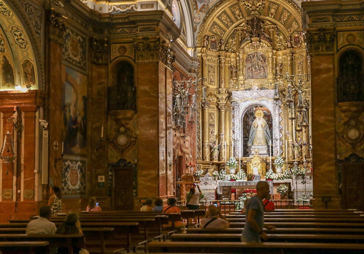 La Macarena, en su altar después del cabildo extraordinario