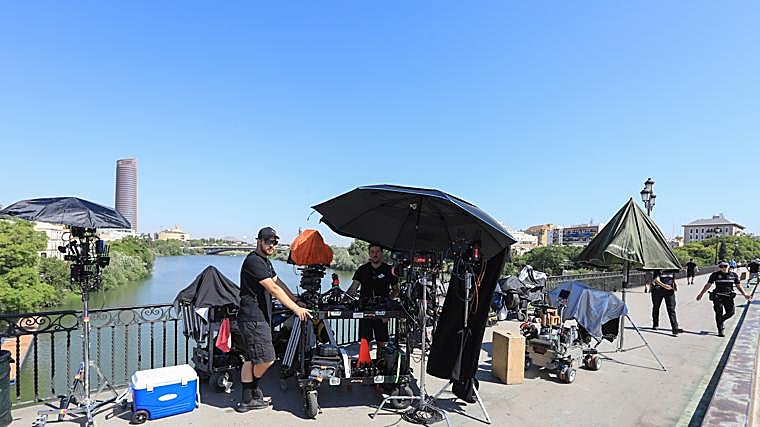 Imagen del rodaje en el Puente de Triana