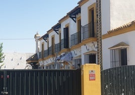 Espartinas cambia el uso del antiguo burdel a alojamiento protegido ante la inquietud vecinal