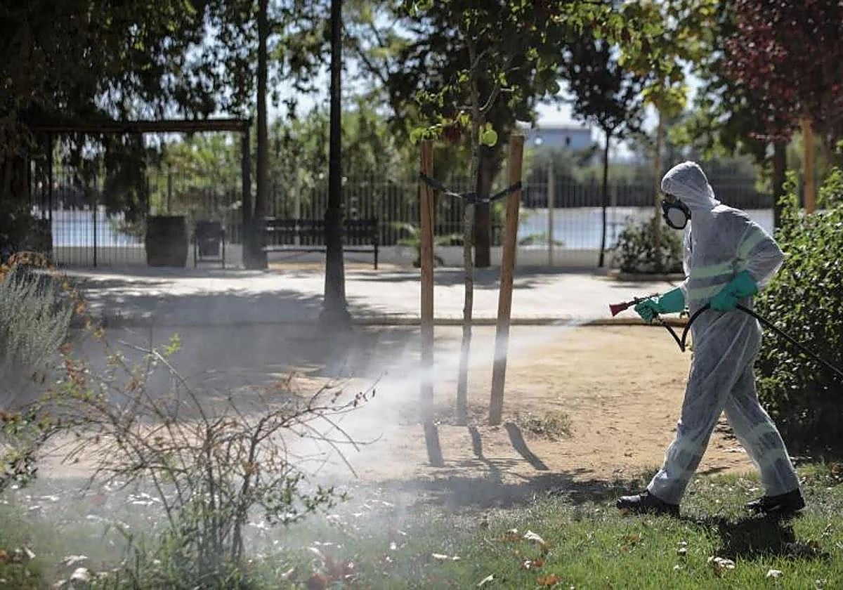 Labores de fumigación de zonas verdes contra el mosquito del virus del Nilo