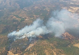Visión arérea del humo producido por el incendio en Constantina