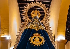 Bendicen el nuevo manto 'de los devotos' de la Virgen del Águila de Alcalá de Guadaíra