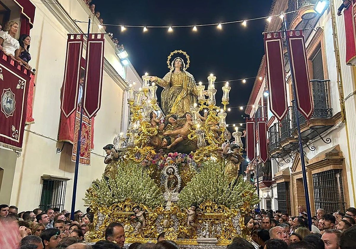 La Asunción Gloriosa durante su procesión anual del 15 de agosto
