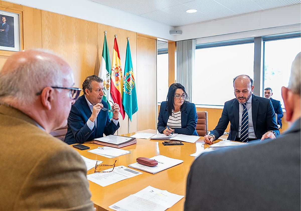 A la izquierda, con las gafas en las manos, el presidente de la Diputación de Sevilla y del Opaef, Javier Fernández, en una reunión del Consejo Rector del órgano en julio