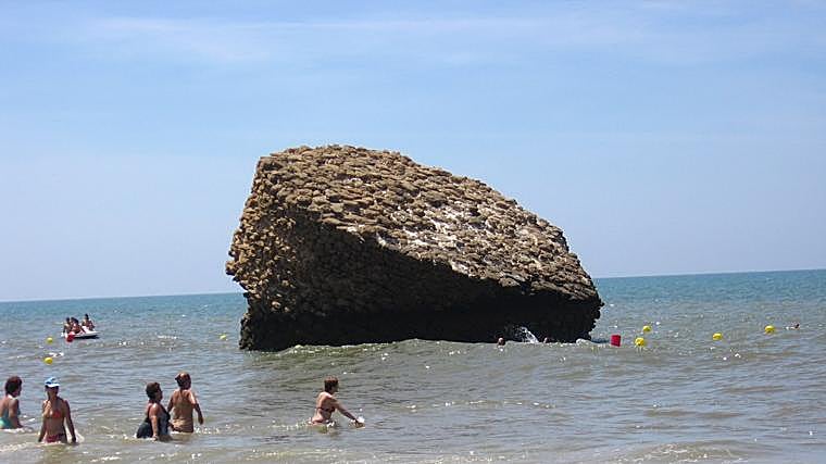 El «Tapón de Matalascañas» con su característica forma de tapón de botella