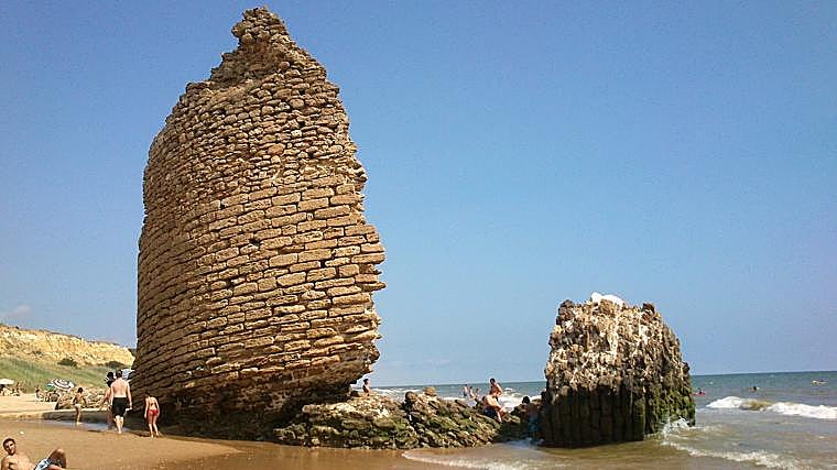 Torre del «Pico del Loro» o Río del Oro, de las pocas que estaban artilladas en la costa. Entre Matalascañas y Mazagón