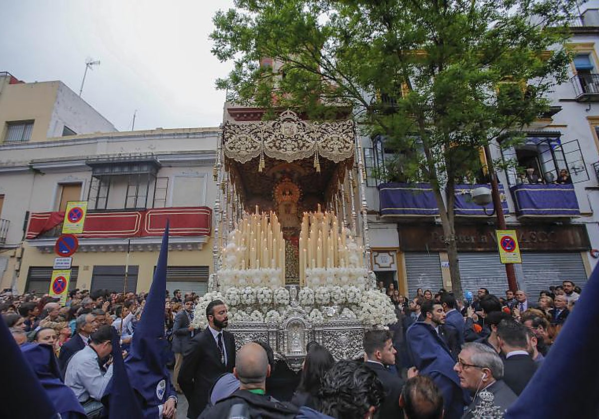 La Virgen de la Caridad de la hermandad del Baratillo, en su salida procesional del año 2019