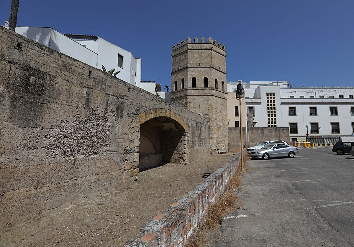 Imagen de la Torre de la Plata y el antiguo Corral de las Herrerías