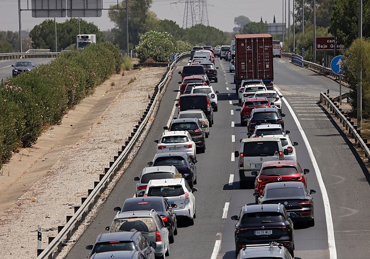Atascos ayer en la salida de Sevilla a Dos Hermanas por la carretera hacia Cádiz