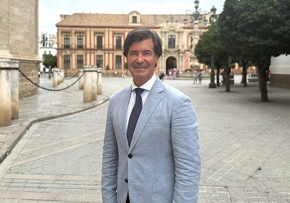 El presidente de la Confederación Empresarial de Sevilla (CES), Miguel Rus, junto a la sede de la patronal, en la Plaza del Triunfo