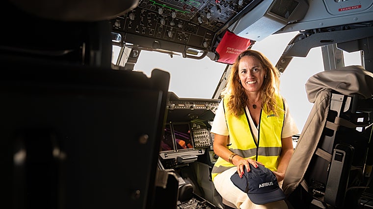 Dulce Muñoz posa dentro de la cabina de este avión de transporte militar