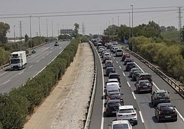 Atascos de quince kilómetros en la AP-4 sentido Cádiz a su paso por Las Cabezas de San Juan