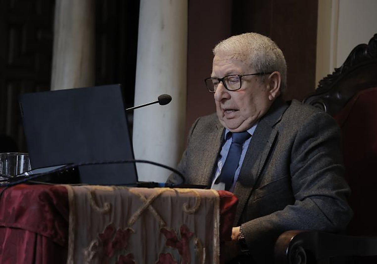 El profesor Francisco Arquillo impartiendo una coferencia