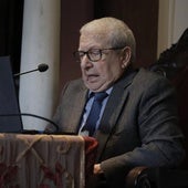 El profesor Francisco Arquillo impartiendo una coferencia