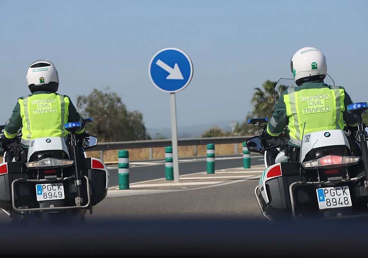 Dos agentes de la Guardia Civil de Tráfico