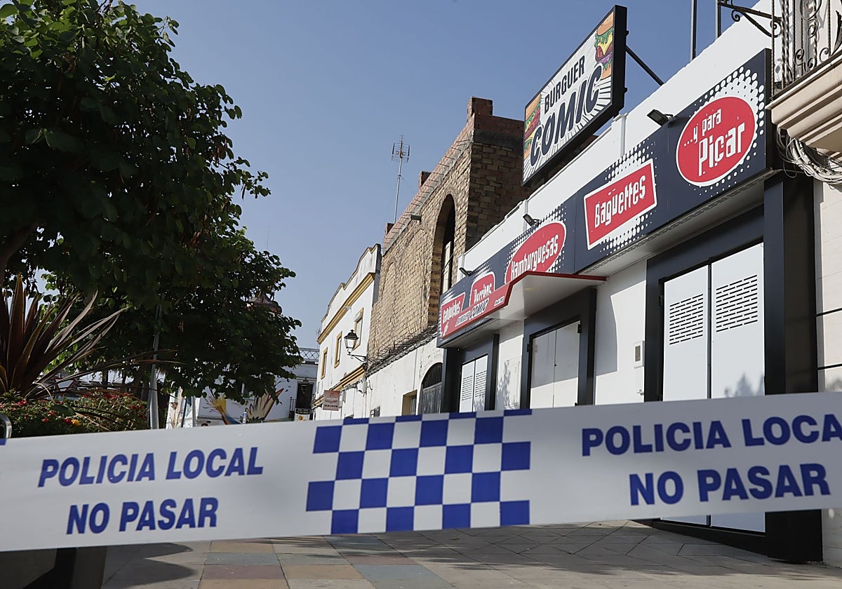 La Policía Local acordonó el pasado viernes el entorno de la hamburguesería de Las Cabezas donde ocurrió el tiroteo