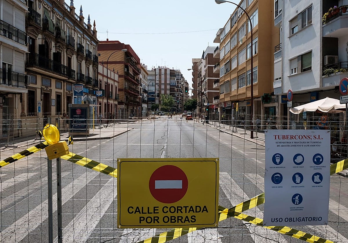 Cortado al tráfico un tramo de la calle Pagés del Corro por el inicio de las obras de Emasesa