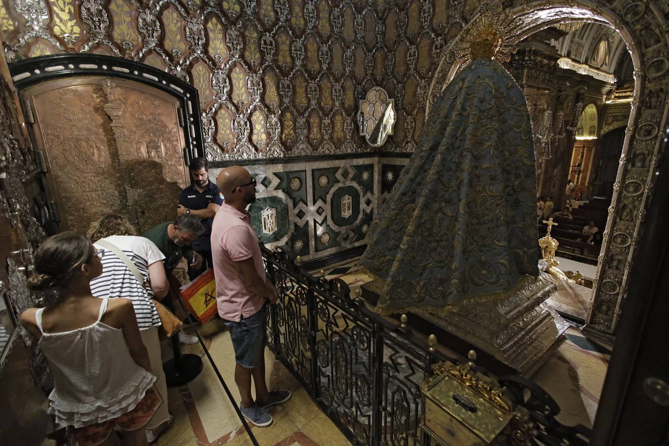 Hermanos y fieles pasan por el camarín de la Macarena antes de ser retirada al culto para su restauración