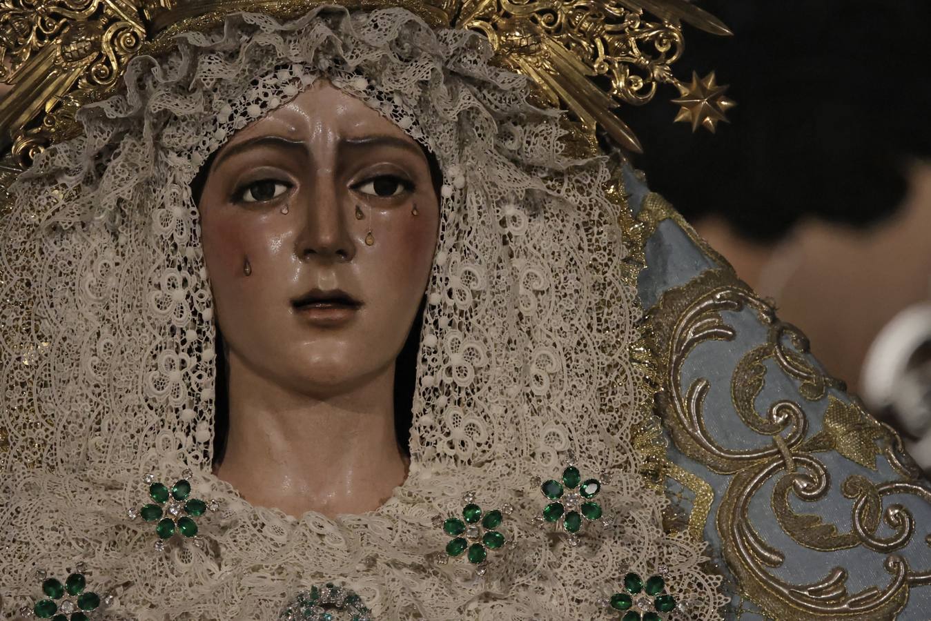 Hermanos y fieles pasan por el camarín de la Macarena antes de ser retirada al culto para su restauración