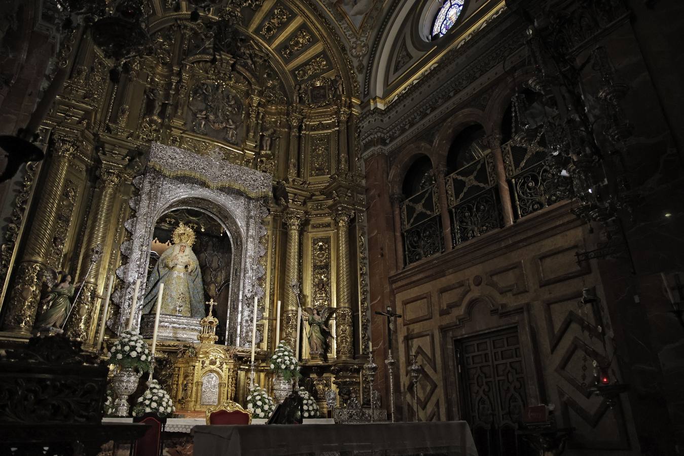 Hermanos y fieles pasan por el camarín de la Macarena antes de ser retirada al culto para su restauración