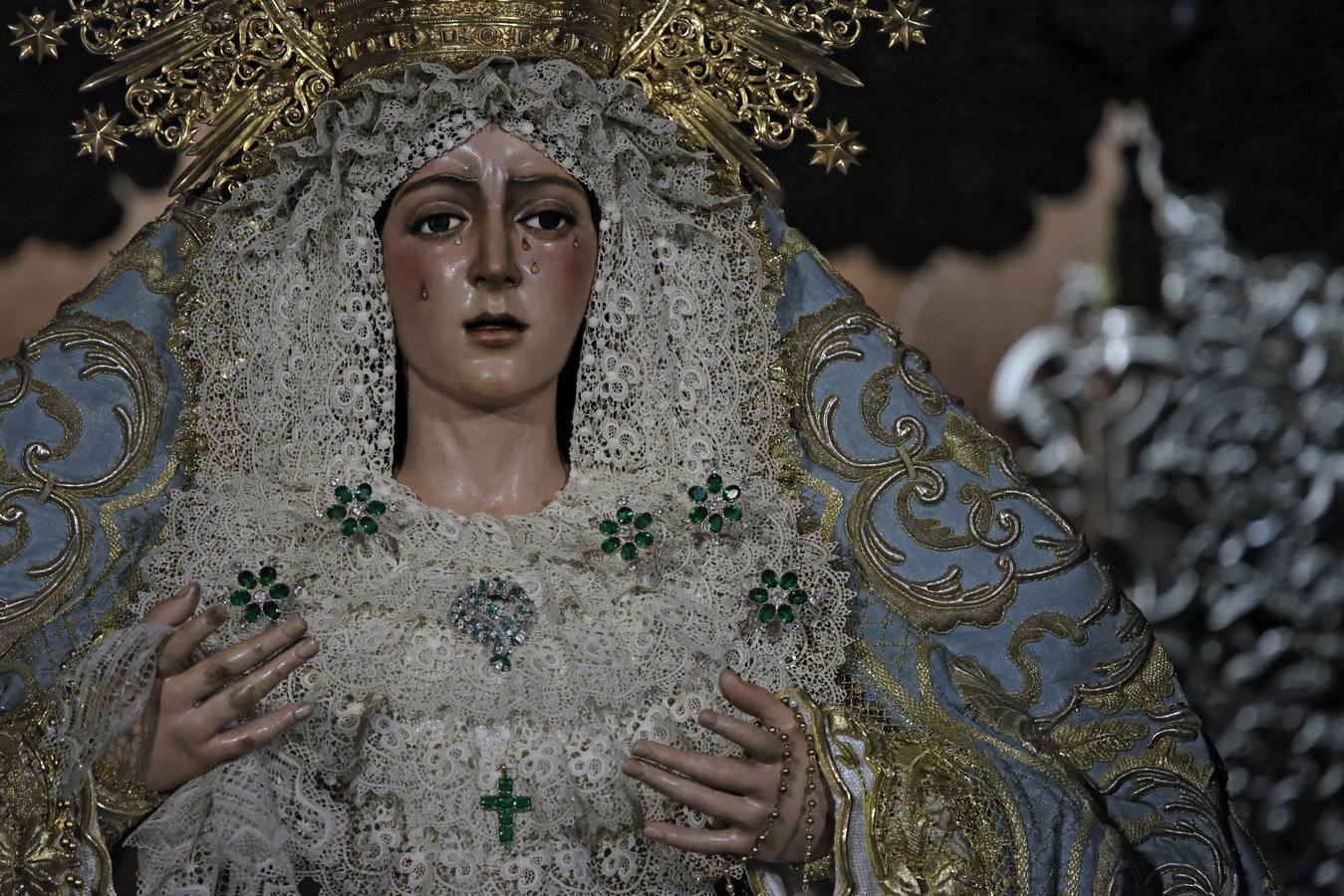 Hermanos y fieles pasan por el camarín de la Macarena antes de ser retirada al culto para su restauración