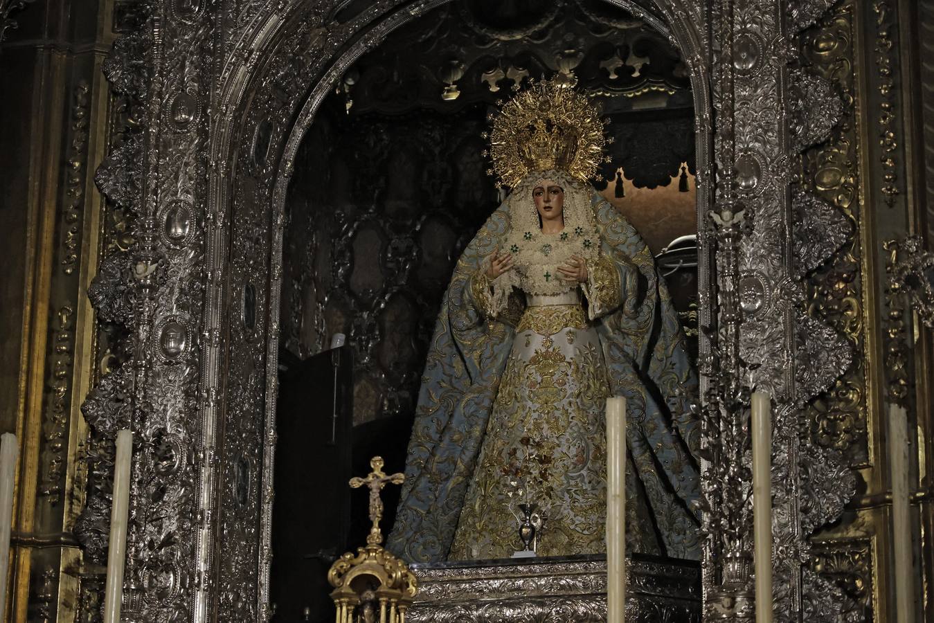 Hermanos y fieles pasan por el camarín de la Macarena antes de ser retirada al culto para su restauración