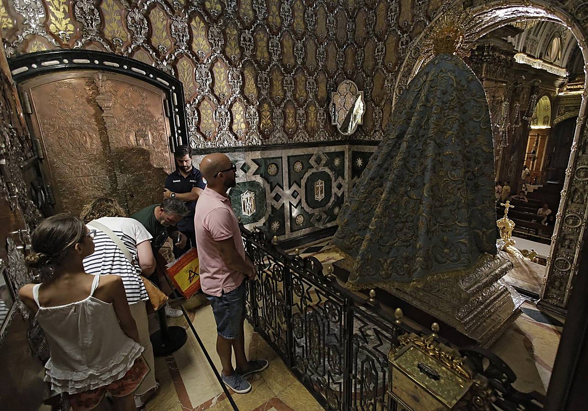Algunos de los fieles pasando por el camarín de la Macarena