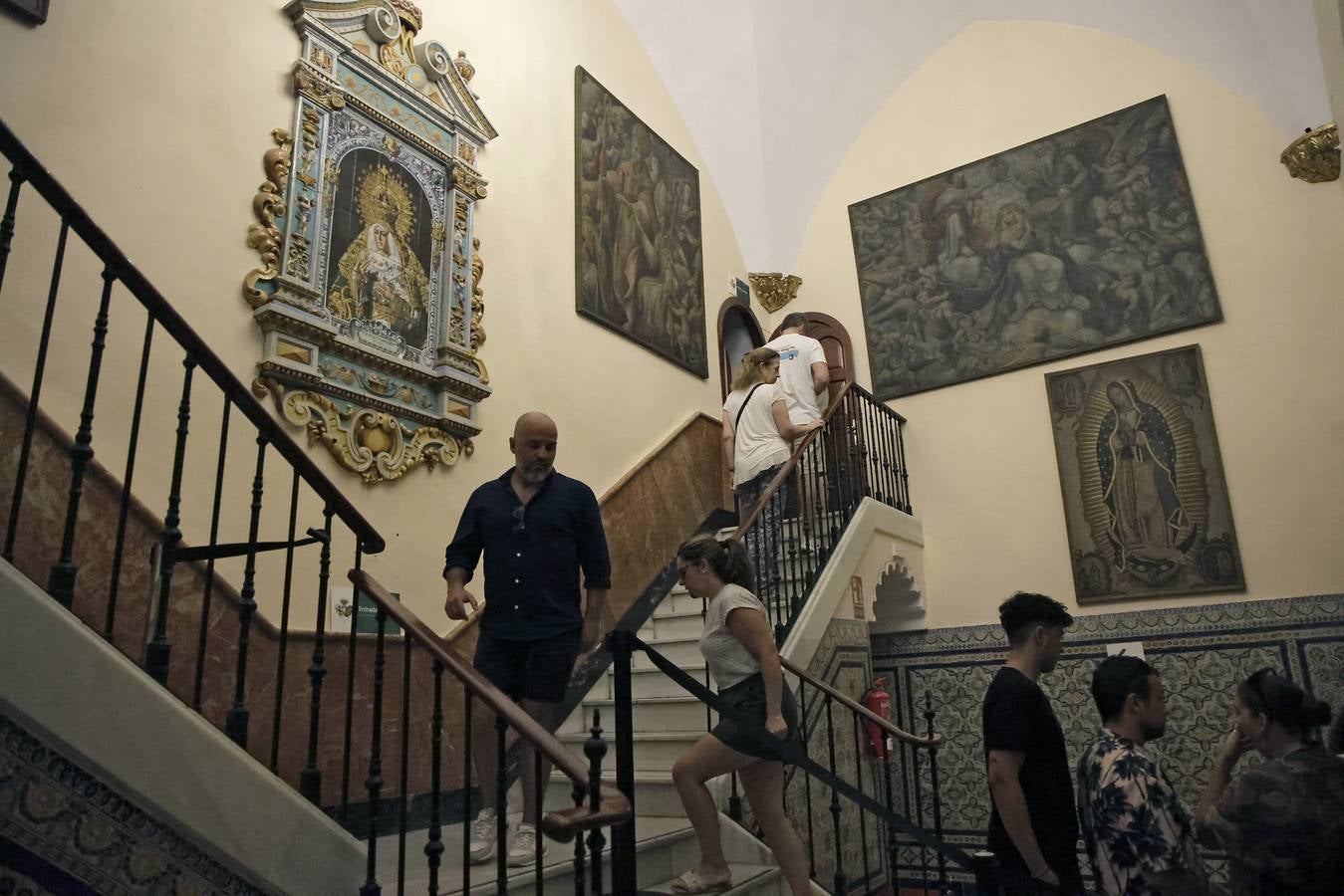 Hermanos y fieles pasan por el camarín de la Macarena antes de ser retirada al culto para su restauración