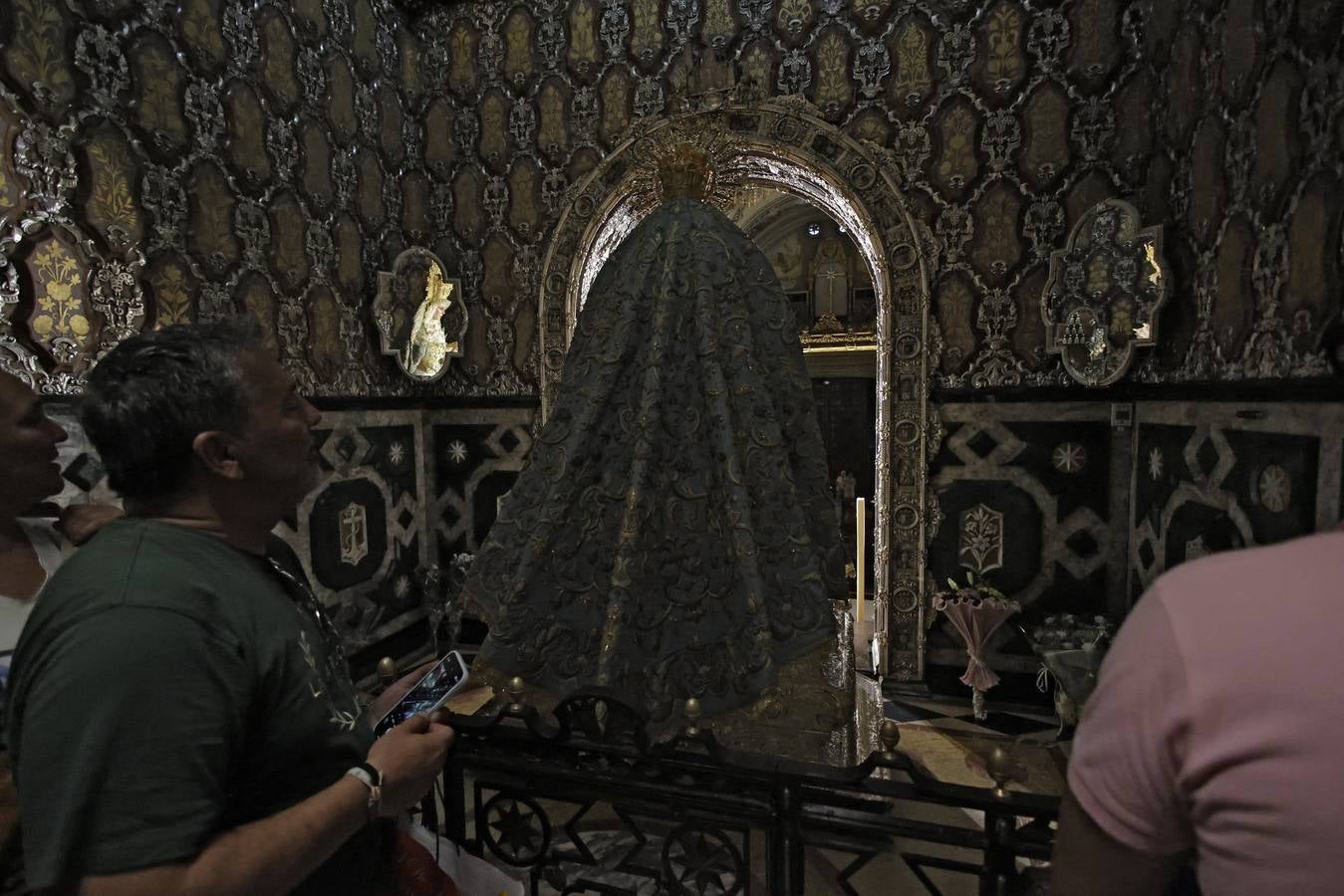 Hermanos y fieles pasan por el camarín de la Macarena antes de ser retirada al culto para su restauración