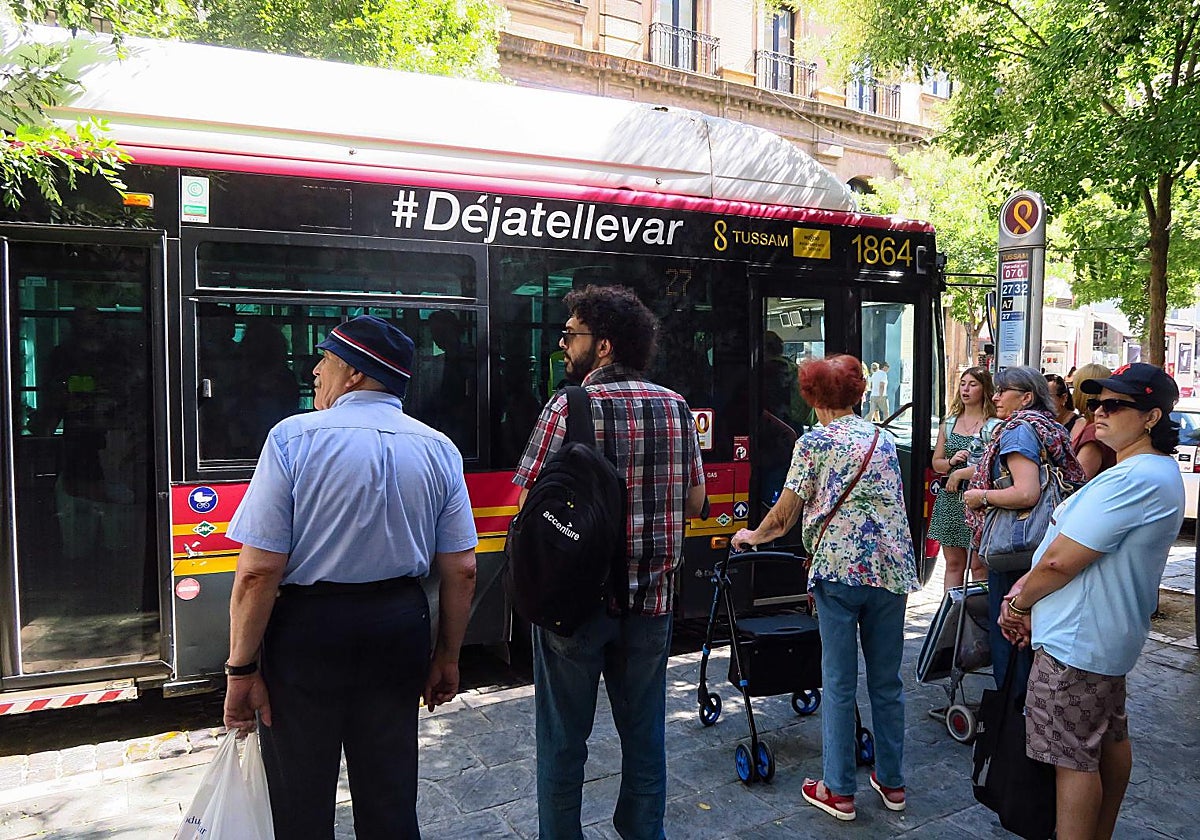 Usuarios de Tussam en la parada de la Campana, en el centro de Sevilla