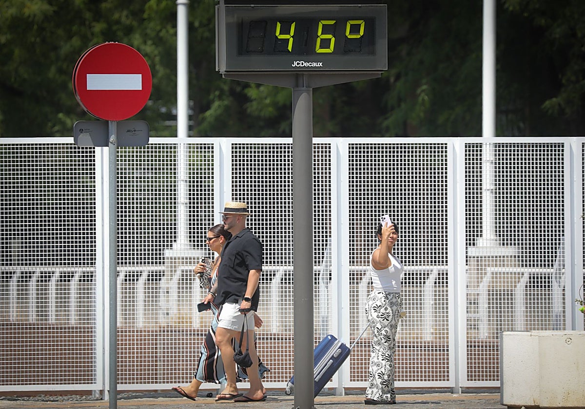 Varios turistas cruzando este martes por Plaza de Armas, junto a un termómetro viario
